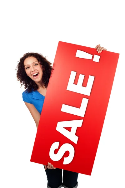 Donna sorridente mostrando cartello di vendita rosso isolato — Foto Stock
