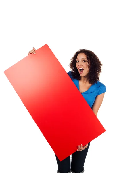 Mujer sonriendo mostrando cartel rojo en blanco aislado en blanco —  Fotos de Stock