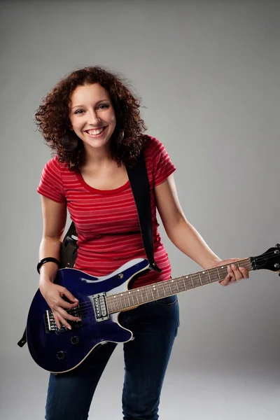 Ženy hrají na kytaru. s úsměvem — Stock fotografie