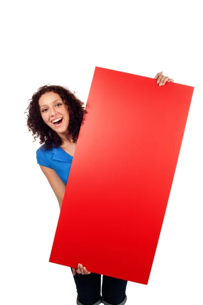Femme souriante montrant panneau d'affichage blanc rouge isolé — Photo