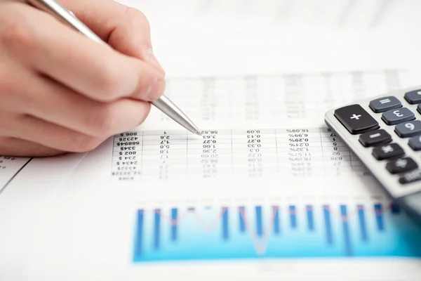 Analisi dei dati finanziari. Contando sulla calcolatrice . — Foto Stock