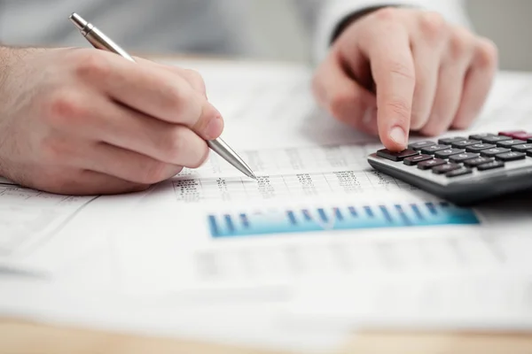 Analisi dei dati finanziari. Contando sulla calcolatrice . — Foto Stock