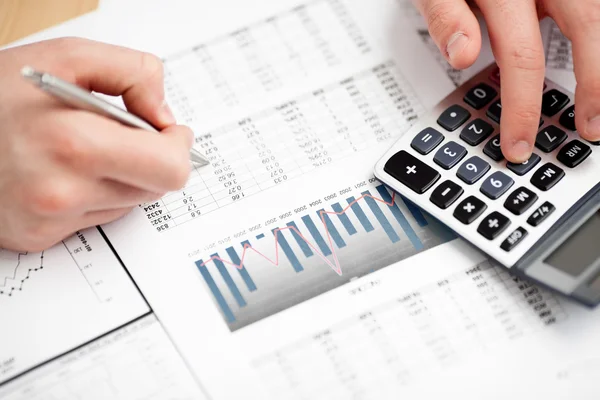 Análisis de datos financieros. Contando con calculadora . —  Fotos de Stock