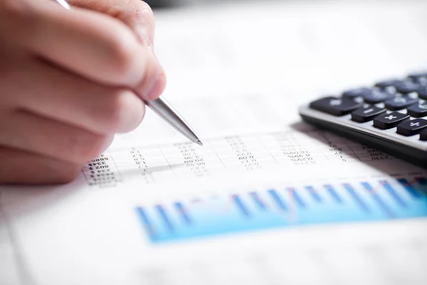 Analizę danych finansowych. licze na kalkulator. — Zdjęcie stockowe