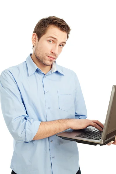 Genç öğrenci dizüstü bilgisayarda yazarak — Stok fotoğraf