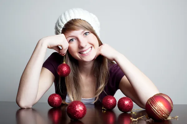 Красивая женщина с рождественскими безделушками — стоковое фото
