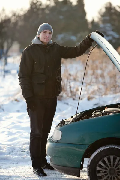Mann mit kaputtem Auto im Winter — Stockfoto