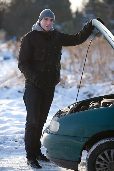 这辆破汽车在冬季的男人 — 图库照片