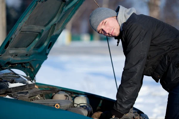 Bărbat cu mașină spartă iarna — Fotografie, imagine de stoc