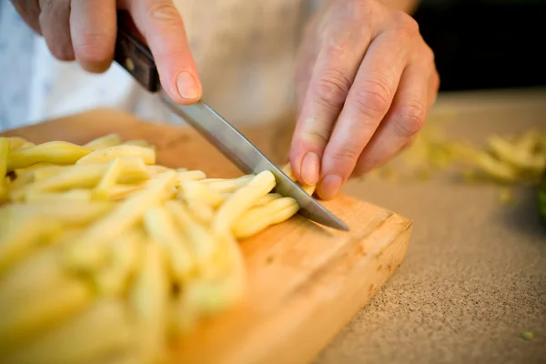 Picar frijol amarillo en la tabla de cortar — Foto de Stock