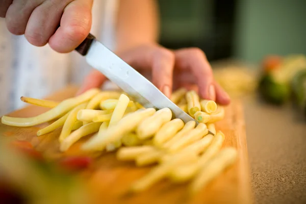 Picar frijol amarillo en la tabla de cortar —  Fotos de Stock