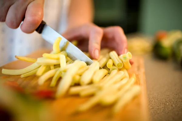 Picar frijol amarillo en la tabla de cortar —  Fotos de Stock