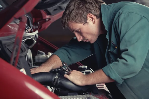 Mechaniker repariert Auto im Autoservice — Stockfoto
