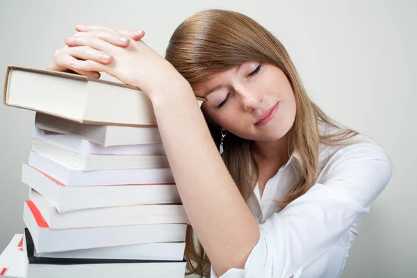 Bussines kobieta spać na książki — Zdjęcie stockowe