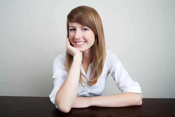 Mulher empresária sorrindo — Fotografia de Stock