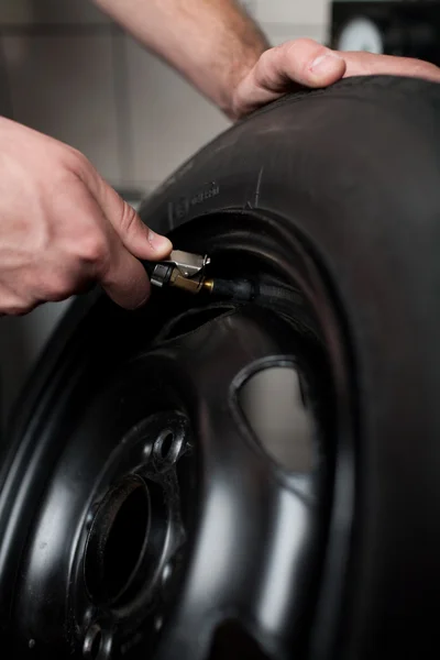 Primo piano meccanico del pneumatico del veicolo di sgonfiaggio — Foto Stock