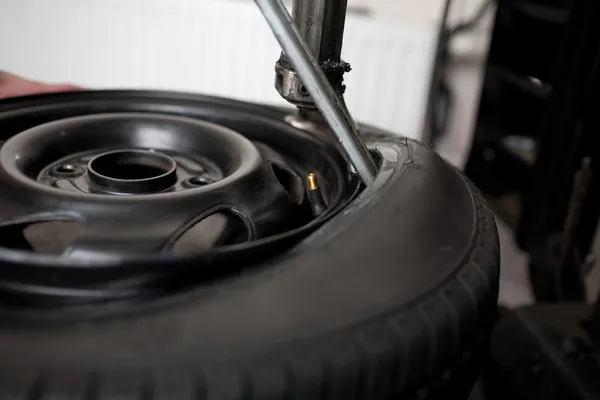 Changement de pneu en gros plan — Photo