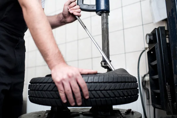 Mechanic changing a car tire closeup — Stock Photo, Image