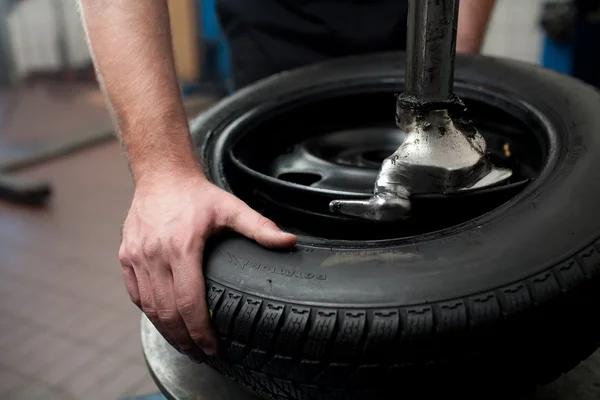 Mécanicien changer un pneu de voiture gros plan — Photo
