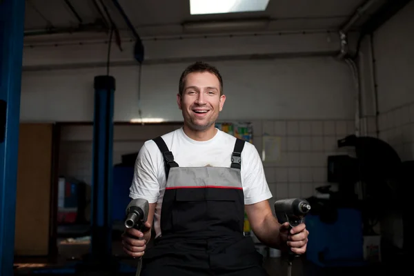 Mechanic smiling at work — Stock Photo, Image