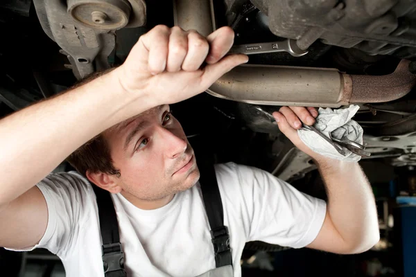 Mechaniker bei der Arbeit — Stockfoto