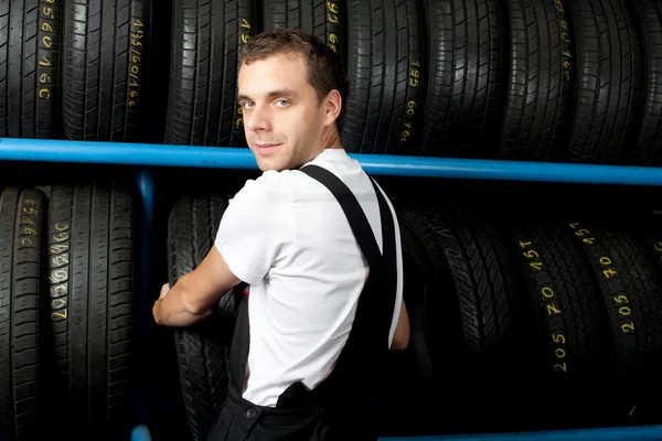 Carro mecânico escolhendo pneu no serviço de reparação — Fotografia de Stock