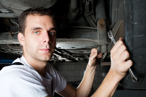 Close-up van mechanische werken onder auto met sleutel — Stockfoto