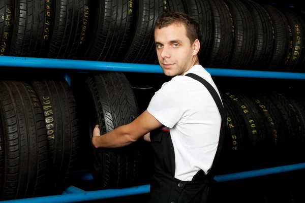 Carro mecânico pneu de dosagem na loja de pneus — Fotografia de Stock