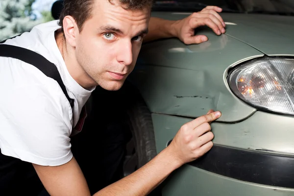 Close-up of damaged car inspected by mechanic — Stock Photo, Image