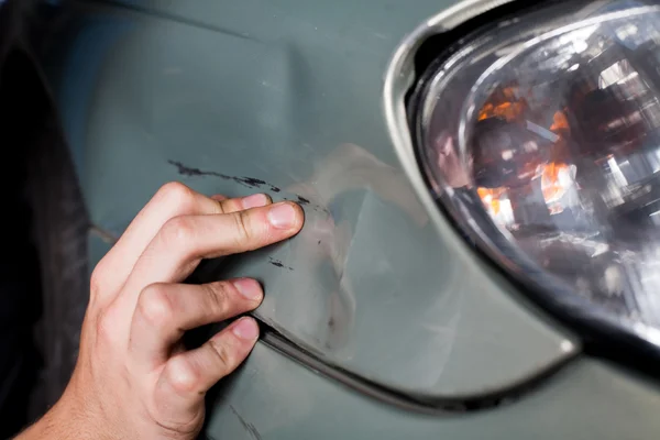 Close-up van beschadigde auto geïnspecteerd door mechanic — Stockfoto