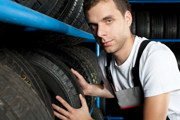 Mécanicien automobile choisir pneu dans le service de voiture — Photo