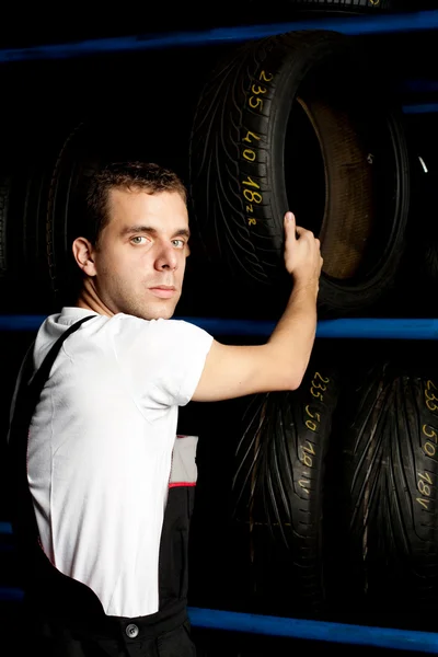 Auto mecânico atingindo pneu no serviço de carro — Fotografia de Stock