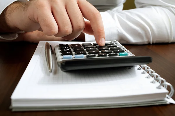 Licząc dochód na kalkulator — Zdjęcie stockowe