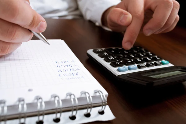 Contagem de renda na calculadora — Fotografia de Stock