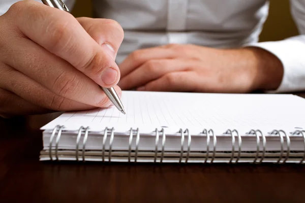 Empresário escrevendo com lápis — Fotografia de Stock