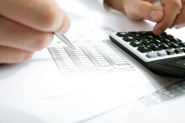 Counting income on calculator — Stock Photo, Image