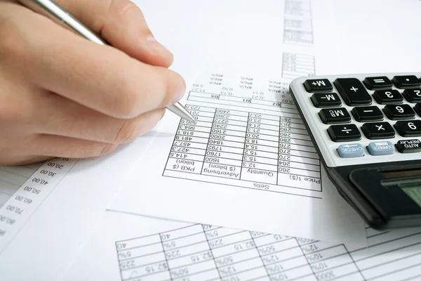 Counting income on calculator — Stock Photo, Image