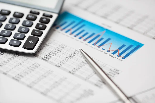 Dados financeiros, calculadora e caneta Imagem De Stock
