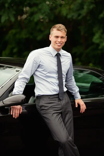 Businessman standing next to his car — Stock Photo, Image