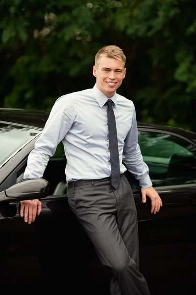 Homme d'affaires debout à côté de sa voiture — Photo