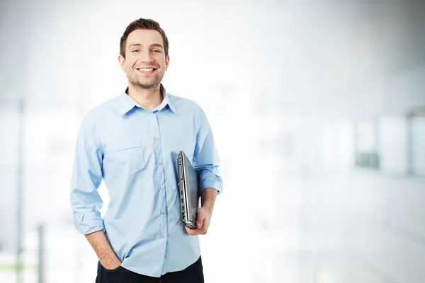 Empresário feliz com laptop sorrindo — Fotografia de Stock