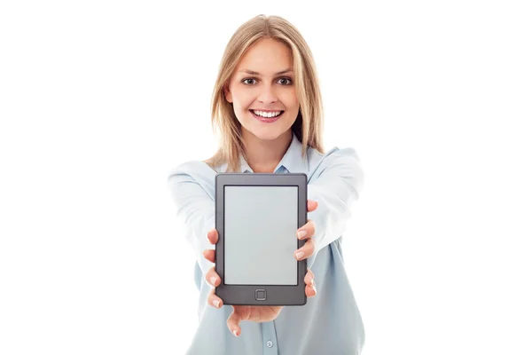 Mulher mostrando leitor de ebook — Fotografia de Stock
