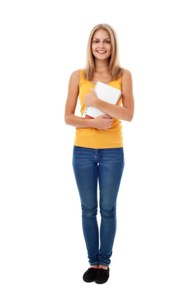 Młoda kobieta stojąc z książki — Zdjęcie stockowe