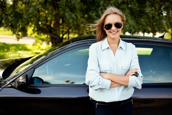 Žena a její nové auto — Stock fotografie