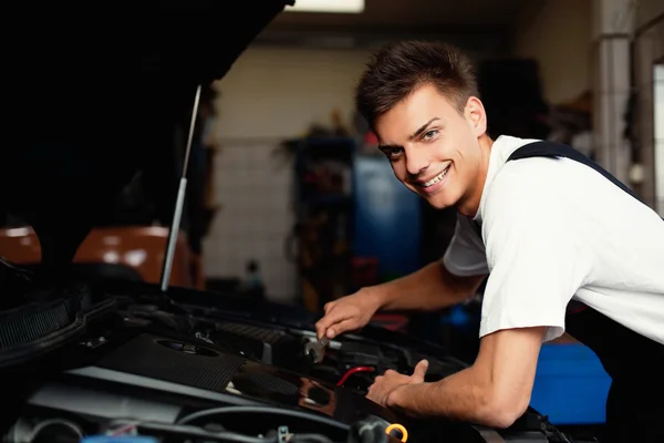 Auto mechanik opravy auto — Stock fotografie