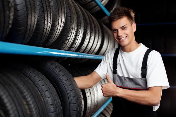 Auto mechanik doporučí pneumatiku. palec nahoru — Stock fotografie