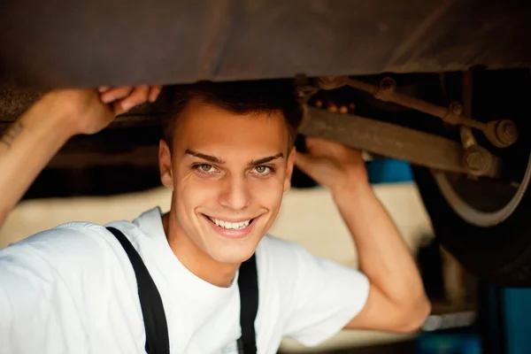 Hezký auto mechanik — Stock fotografie