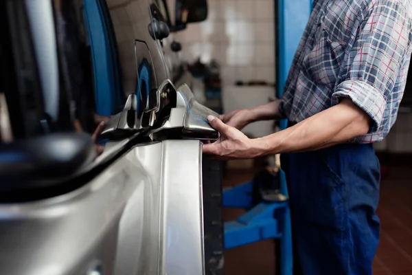 Car mechanic repairing auto — Stock Photo, Image