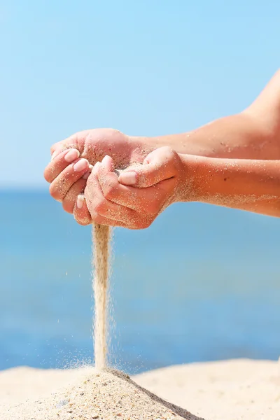 Hand pours the sand — Stock Photo, Image