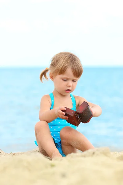 Little girl on the sea — Stock Photo, Image